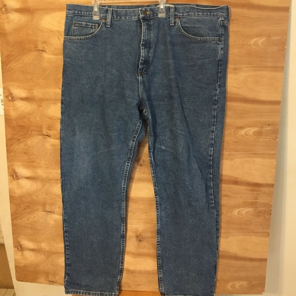 Wrangler men's jeans 42x32 Zipper fly medium wash